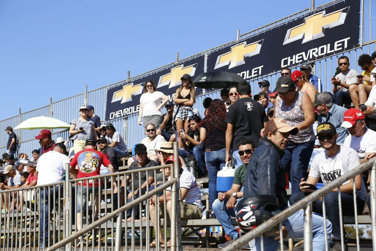 Campo-grandenses pulam cedo da cama pra ver Rubinho Barrichello na Stock Car