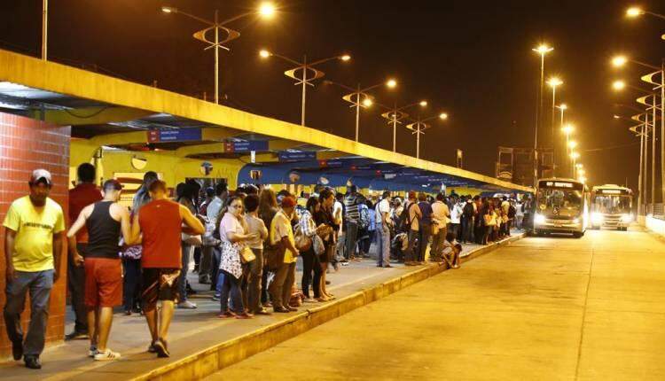 Passageiros reclamam de lotação e falta de ônibus em horário de pico em terminal