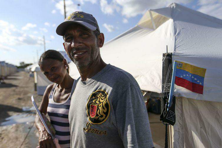 Venezuelanos saem de Pacaraima em busca de abrigo em Boa Vista