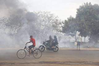 Moradores do Santa Emília tentam combater incêndio com baldes