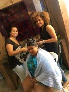 Luz nas raízes: cabeleireira leva beleza para mulheres da periferia