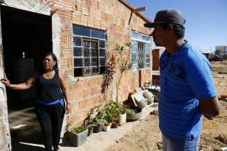 VÍDEO: Construções irregulares em terreno da Homex são derrubadas e moradores se revoltam