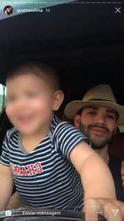 Gusttavo Lima posta vídeo dirigindo com filho de 1 ano no colo