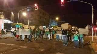 Alunos de escola estadual realizam protesto contra fim de período noturno