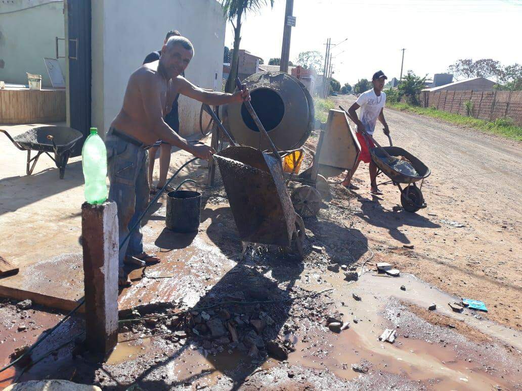 Cansado de esperar por reformas, Conselho Comunitário revitaliza mais um ponto de ônibus