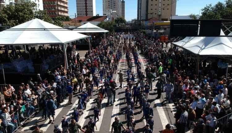 Em domingo frio, desfile atrai 60 mil pessoas na 13 de Maio