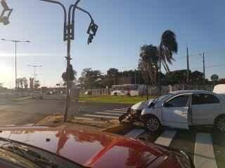Bêbado, motorista em alta velocidade ‘atropela’ semáforo em Campo Grande