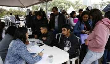 Mais de 1,5 mil encaram chuva e frio em busca de emprego em feira na Praça do Rádio