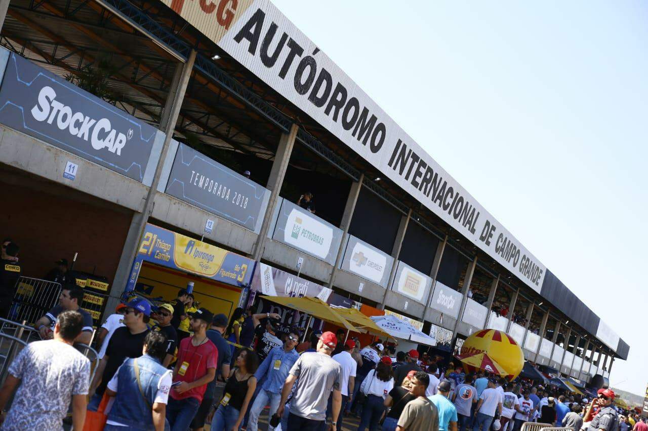 Campo-grandenses pulam cedo da cama pra ver Rubinho Barrichello na Stock Car