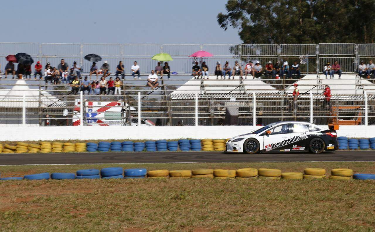 Campo-grandenses pulam cedo da cama pra ver Rubinho Barrichello na Stock Car