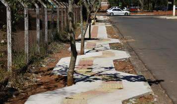 Calçada com piso tátil contornando árvores dificulta a vida de cegos e vira 'piada' no Facebook