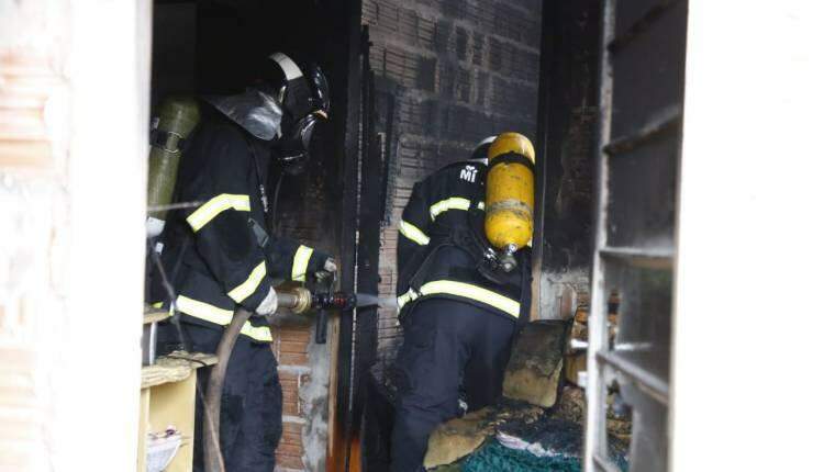 Após discussão com a esposa, homem ateia fogo na própria casa e mobiliza bombeiros