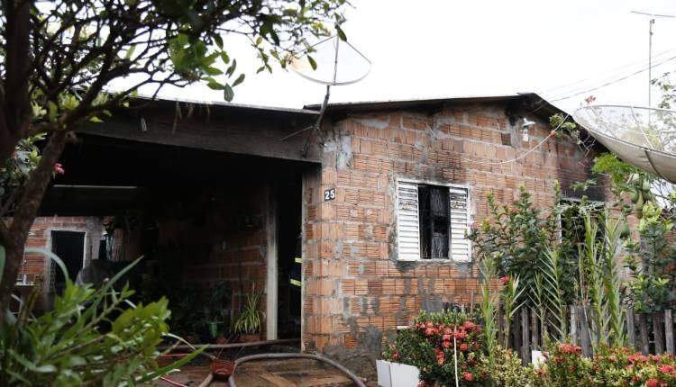 Após discussão com a esposa, homem ateia fogo na própria casa e mobiliza bombeiros