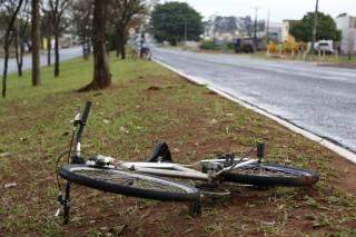 Ciclista atravessa em frente a carros e é atropelado por motorista de aplicativo