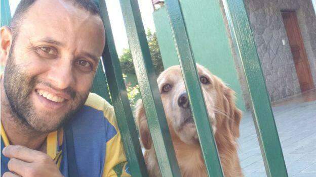 Carteiro amigo de cachorros faz sucesso com selfies na internet