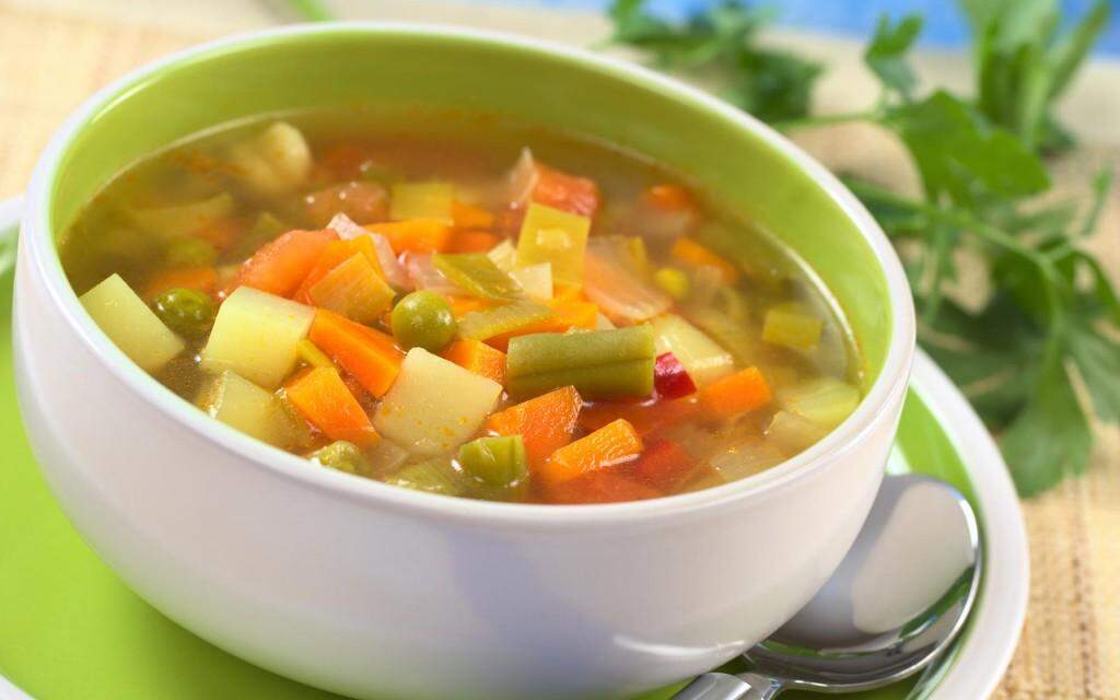 A super sopa é uma receita deliciosa e leve para manter a dieta nos dias frios