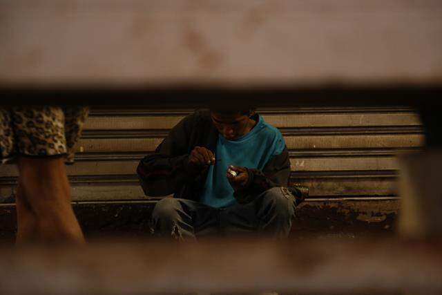 Moradores de rua se viram como podem para se abrigar na noite fria em Campo Grande