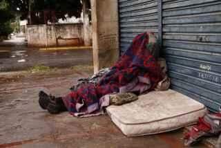 Moradores de rua se viram como podem para se abrigar na noite fria em Campo Grande