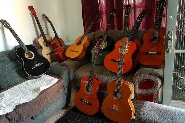 Alguns dos 20 violões que o Sarau Raízes ganhou do Tribunal de Justiça. | Foto: Tatiana Marin