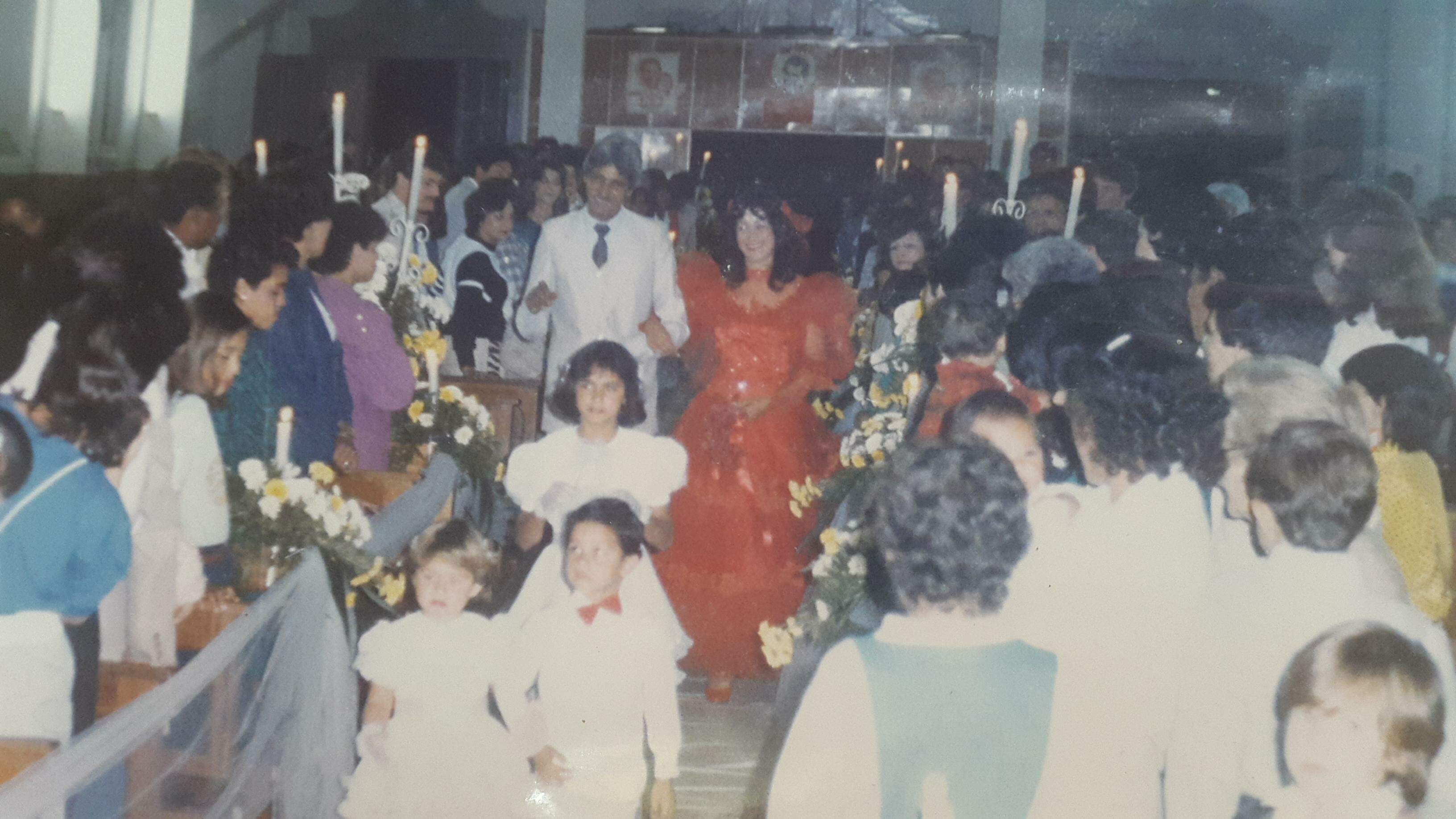 A pedido do noivo, Mônica casou toda de vermelho em plena década de 1980