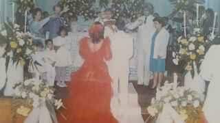 A pedido do noivo, Mônica casou toda de vermelho em plena década de 1980