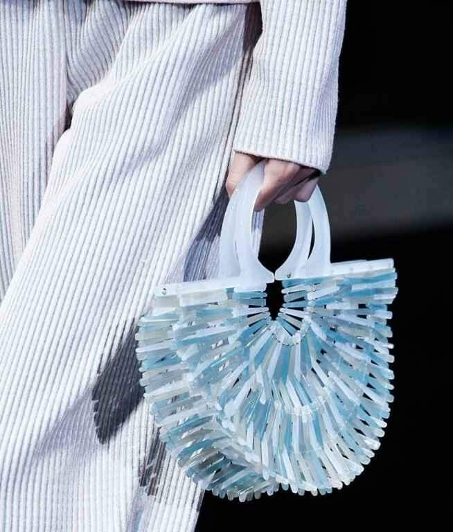 Com acessórios de plástico Giorgio Armani encerra Semana de Moda de Milão