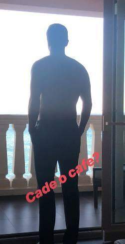Luciana Gimenez posta foto de homem sem camisa na varanda do hotel