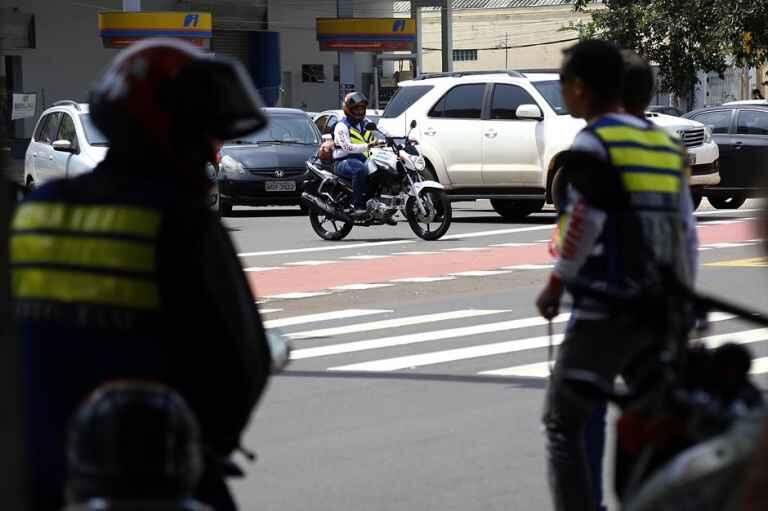 Mesmo com aplicativos, mototaxistas dizem que preço e agilidade garantem clientes