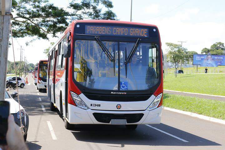 Prefeito participa da entrega de 20 novos ônibus do transporte coletivo