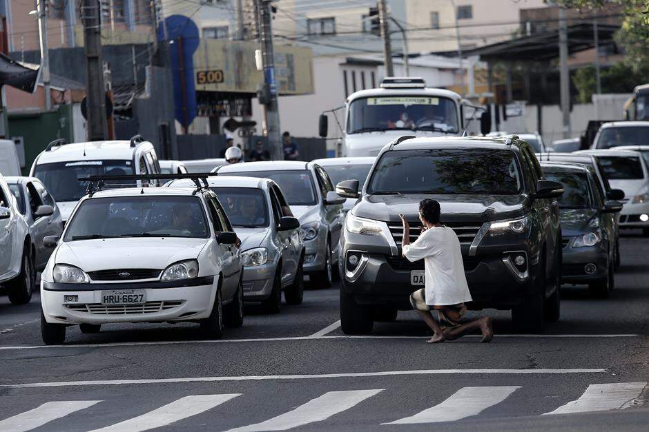 Esquina do medo: assédio de pedintes leva insegurança a motoristas de Campo Grande