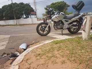 Motorista bate em moto de agente penitenciário e foge sem prestar socorro