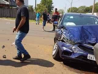 Caminhonete capota após ser atingida por carro na Lúdio Coelho