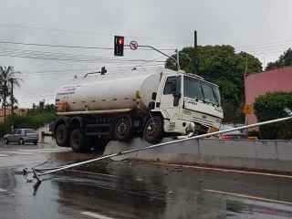 Caminhão-tanque derruba poste e para sobre mureta da Euler de Azevedo