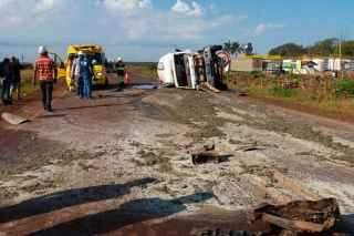 Acidente entre caminhão e camionete deixa um morto em rodovia