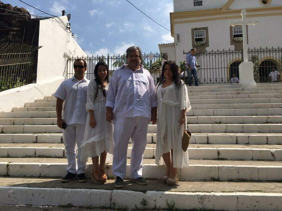Com convidados vestindo branco, gêmeas de Ivete Sangalo são batizadas