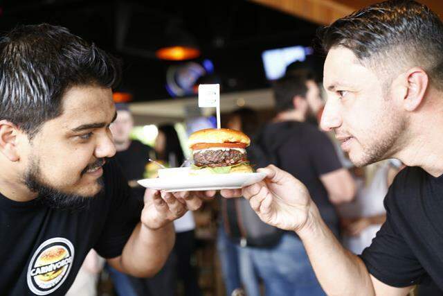 Burger Fest MS - Luan e Ricardo admirando sua criação. | Foto: Minamar Junior