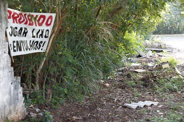 Mesmo com Ecoponto, moradores insistem em descartar lixo em terrenos baldios