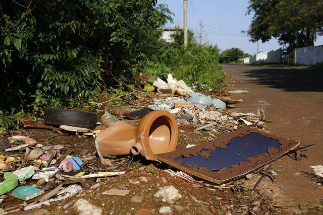 Mesmo com Ecoponto, moradores insistem em descartar lixo em terrenos baldios