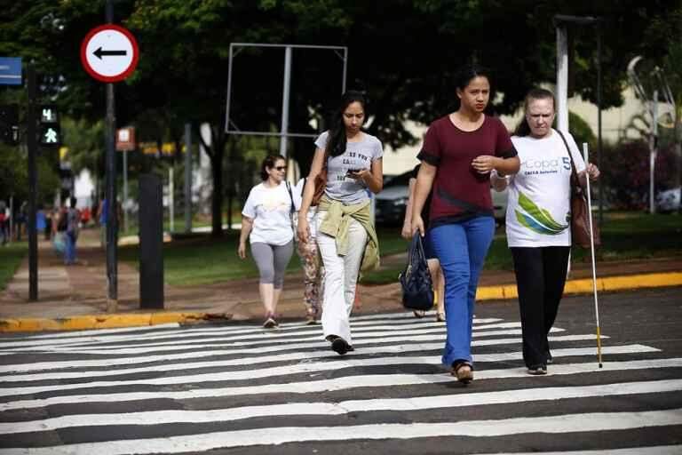 8 pesadelos que os pedestres enfrentam nas ruas de Campo Grande