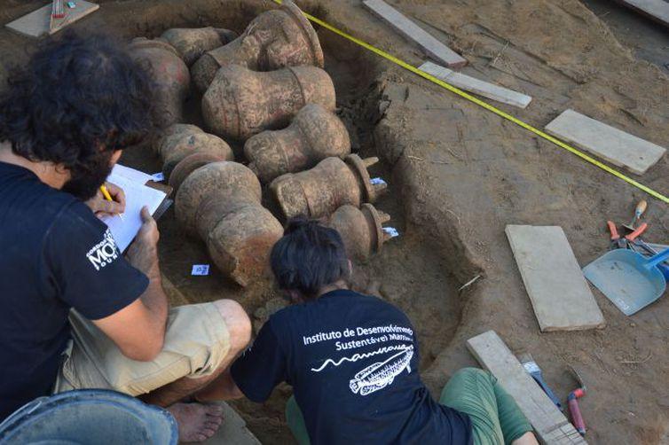 Urnas funerárias indígenas de 500 anos são encontradas intactas