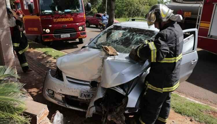 Idoso passa mal ao volante, perde controle e bate Saveiro em guarita de condomínio