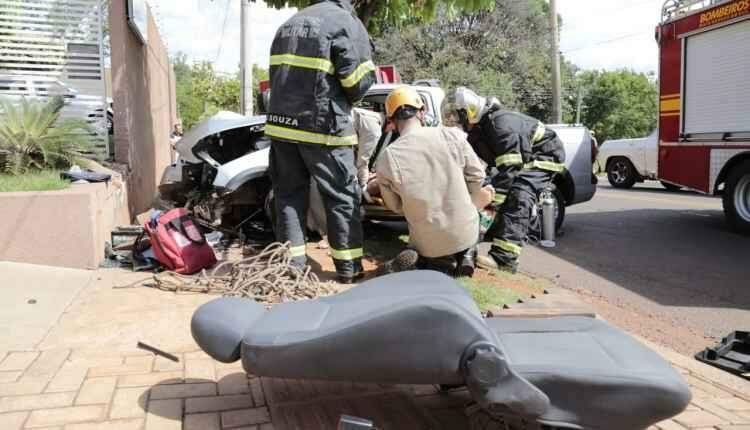 Idoso passa mal ao volante, perde controle e bate Saveiro em guarita de condomínio