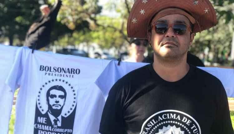 Campo-grandenses lucram com venda de camisetas em ato pró-Bolsonaro