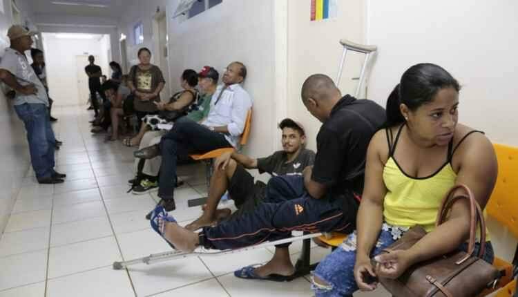 Superlotado: pacientes esperam sentados no chão por atendimento no UPA Leblon