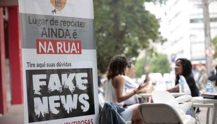 Jornalistas se reúnem no centro para esclarecer dúvidas de eleitores sobre fake news