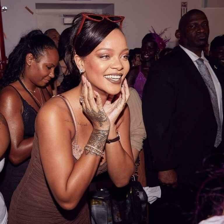 Rihanna lança três cores de batom para a  "Fenty Beauty"