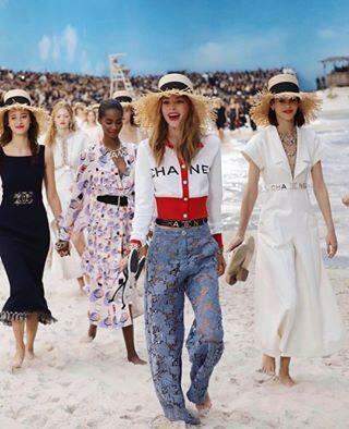 Lagerfeld transformou o Grand Palais, em uma praia para desfile da Chanel.