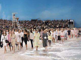 Lagerfeld transformou o Grand Palais, em uma praia para desfile da Chanel.