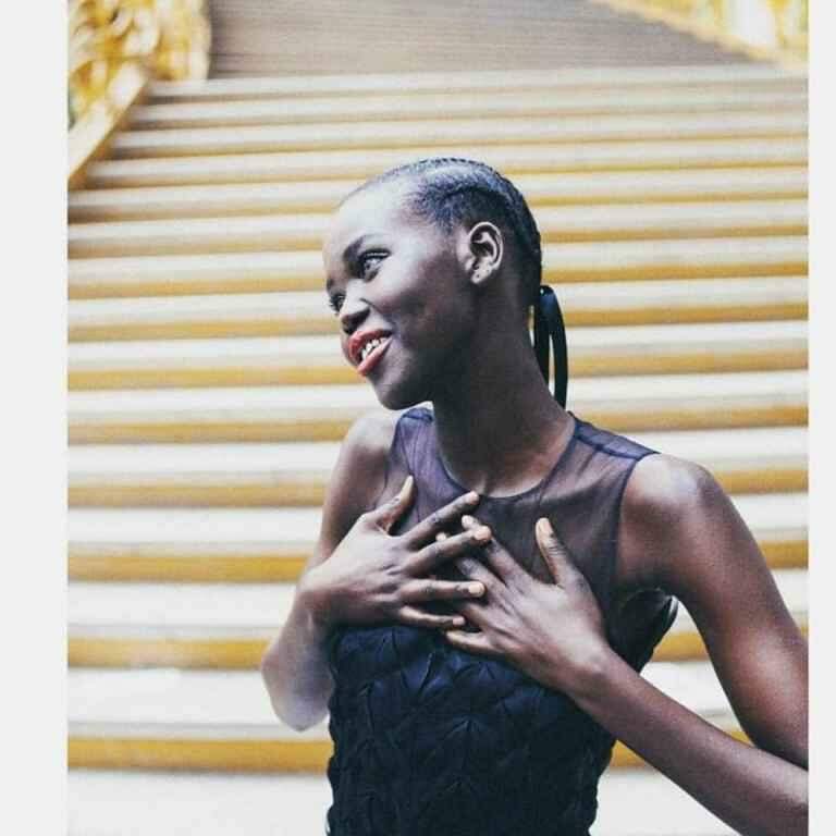 Um gesto de  gratidão da modelo refugiada Adut Akech por Karl Lagerfeld