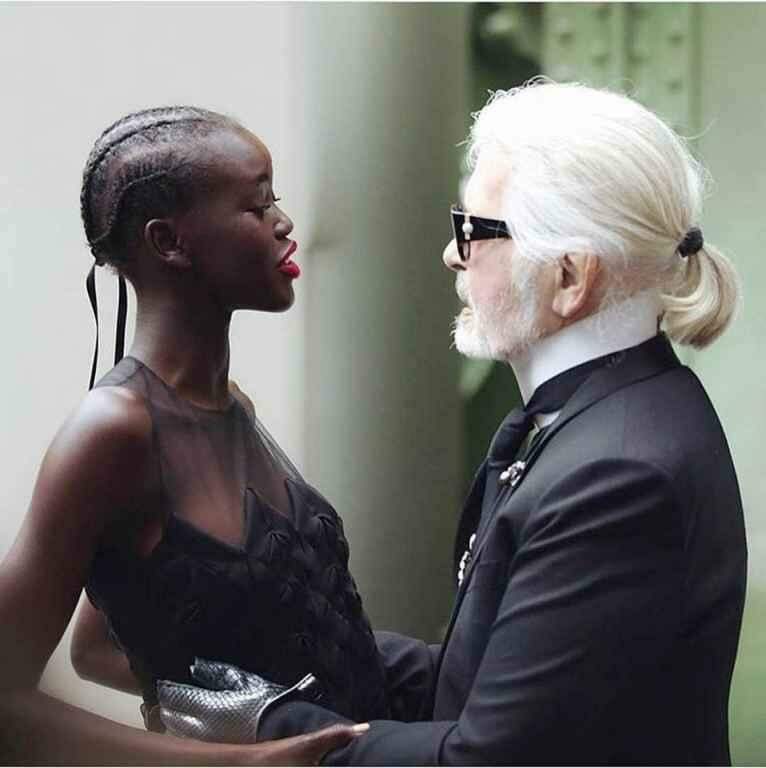 Um gesto de  gratidão da modelo refugiada Adut Akech por Karl Lagerfeld